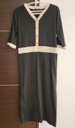 半袖ニットワンピース　ストレッチあり　Vネック/バイカラーデザイン/金ボタン