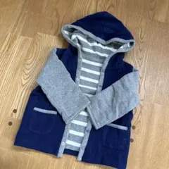 フード付きネイビーとグレーのアウター