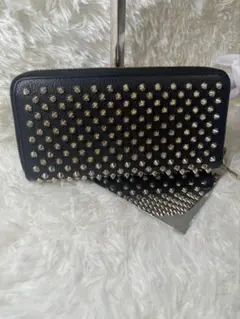 美品 ルブタン ラウンドジップ パネトーネ 長財布 ブラック ゴールドスタッズ