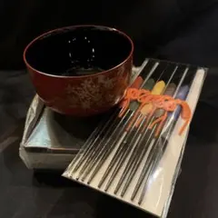 赤黒花模様 丼と箸セット　お盆付き