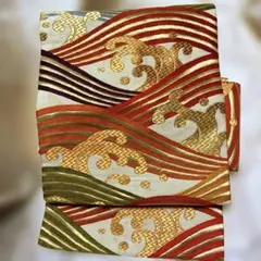 名古屋帯 、厚み豪華ゴールド刺繍、波模様 赤 緑 紫 金 青。前幅指差しシミ有り