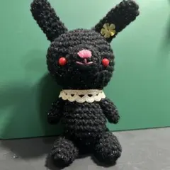 黒いウサギのあみぐるみ