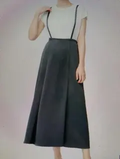 新品タグ付き☆GUサテンサスペンダー付きセミフレアスカート☆