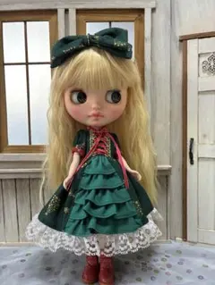 緑色フリルドレスとリボン　クリスマス