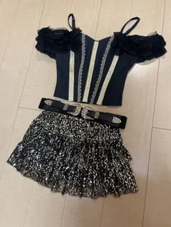 フリル付きトップスとラメスカートのセットアップ