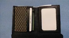 白漆瓢箪文様の印伝革を貼った 柔らかい牛革製立て型パス入れ付き財布　未使用品