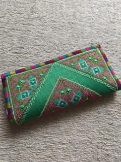 刺繍入り緑色クラッチバッグ
