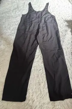 黒いサロペット