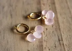 お値下げ中　ピンクカルセドニーAAAの花びらフープピアス