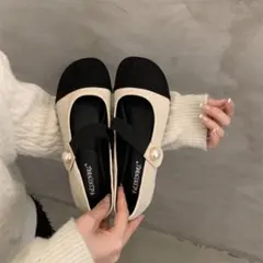 ベージュと黒のフラットシューズ