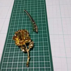 ゴールドのバラブローチ、クリスタル装飾ブローチ2種類まとめ売り