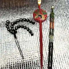 赤い和風かんざし 花と葉のデザイン
