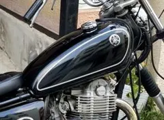 Yamaha SR400 ブラックバイクタンクのサムネイル