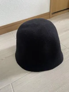 黒のフェルトバケットハット