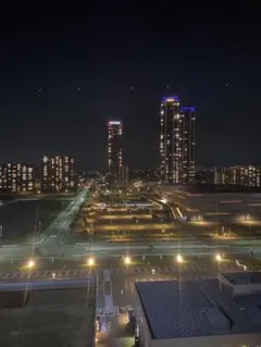 【夜景 都会の灯りと高層ビル】｜静かな街の夜 A4写真