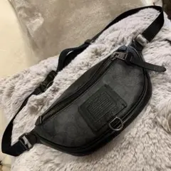 COACH ブラック ボディバッグ