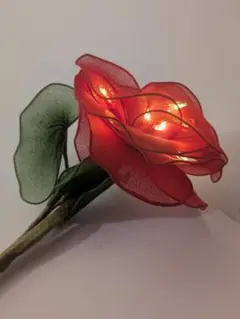 光る薔薇　LEDライト付き赤い花