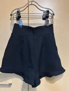 黒 フリル裾 ショートパンツ