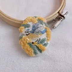 アオガラとミモザ くるみボタン 刺繍ブローチ