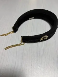 ca4la 黒　カチューシャ　刺繍　ゴールドCモチーフ　チェーン