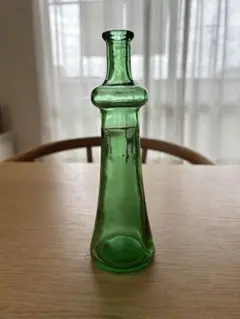 緑色のガラス製アンティークボトル