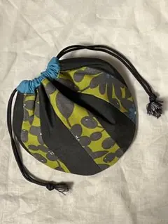 北欧風の柄とブルーの組み合わせが素敵な小さめのまあるいポーチ（ハンドメイド）