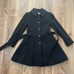 黒のボタン付きロングコート