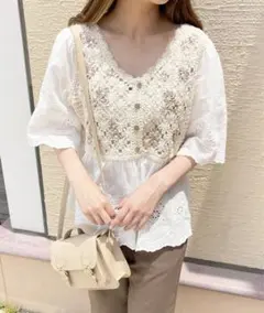 【ZOZOTOWN限定アイテム】アプレジュール かぎ針刺繍コットンレースブラウスのサムネイル