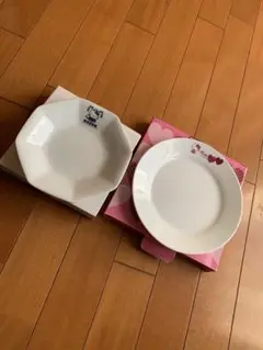 ハローキティ　お皿セット　洋服の青山ノベルティ