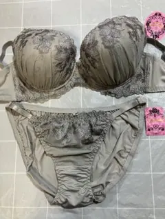 D80L グラナティス　花柄刺繍のブラ＆ショーツセット　グレー