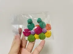 色とりどりの花の形のピアス