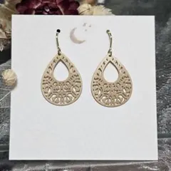 レース模様 マットゴールド ドロップ型ピアス／イヤリング《No.107》