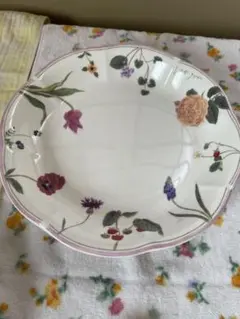 花柄の陶磁器大皿