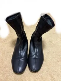 黒い合成皮革ブーツ ジッパー付き　Sサイズ