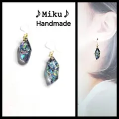 No.1319-A　ホログラム☆ブラック☆鉱石型☆レジン☆ピアス・イヤリング