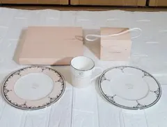 ジルスチュアート 　プレート2枚　＆　マグカップ 　箱付き　ボーンチャイナ　食器のサムネイル