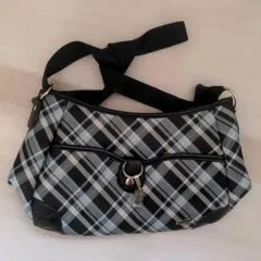 黒と青のチェック柄ショルダーバッグ