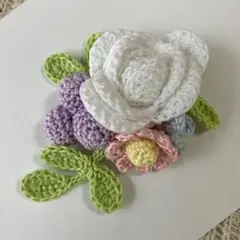 ＊ハンドメイド＊白薔薇＊小花＊ブルーベリー＊コサージュ＊レース編み