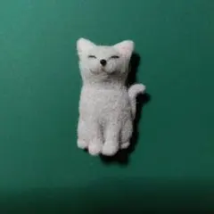 羊毛フェルト グレー猫ブローチ