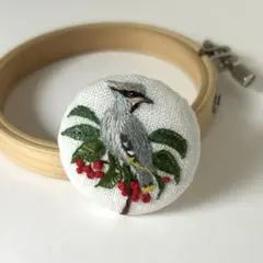 ハンドメイド刺繍ブローチ 2-72 巣立ち、トキの親子 ハンドメイド刺繍ブローチ 2-72 巣立ち、トキの親子 - メルカリ
