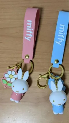 新品・未使用　タイトー限定ミッフィーストラップ付きキーホルダー　ピンクとブルー