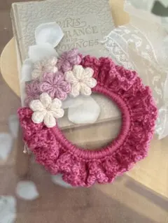 ハンドメイド♡毛糸で編んだ　お花いっぱいシュシュ