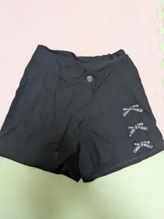 黒のボタン付きハーフパンツ
