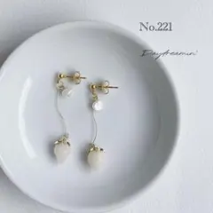 ちょこんといちごチャームピアス　淡水パール調ビーズ　ホワイト　春　苺