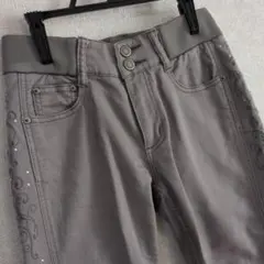 レディース　おしゃれな刺繍付きのカジュアルパンツ　チノパンのサムネイル