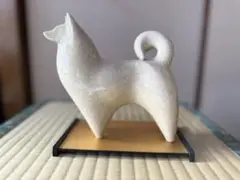 クリーム色の犬の陶器置物