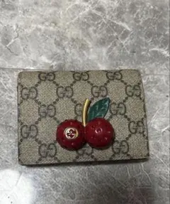 GUCCI 二つ折り財布 チェリー装飾 グッチ 二つ折り財布 チェリー装飾 - メルカリ