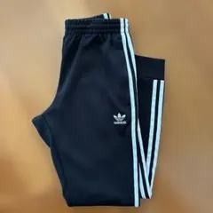 【美品】adidas ブラックジャージパンツ 三本線 トラックパンツ