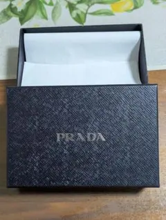 【PRADA】エンボス加工の紺色空き箱