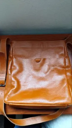 本革ショルダーバッグ（キャメル）